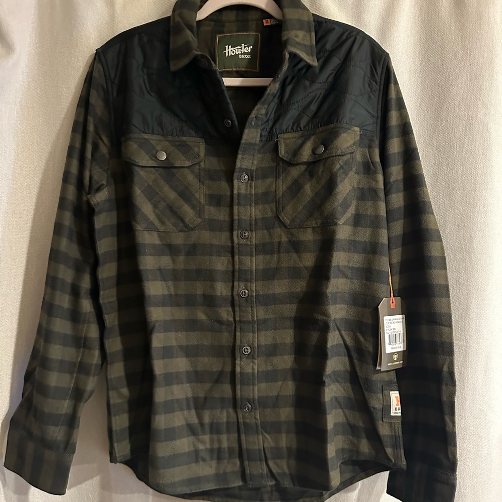 Howler Bros Men’s quilted flannel Size Medium green/black